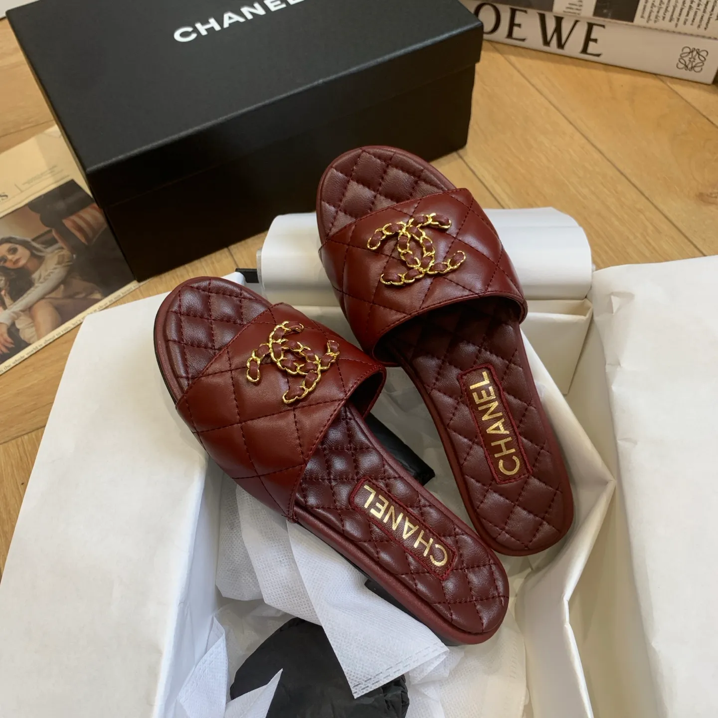 👟👟Ex-factory price 500👟👟 🍀Chanel Xiaoxiang 25ss new lazy double C-buckle slippers. Versatile, slimming and elegant slippers. A slipper with great appearance. It looks great with any combination! Lazy slippers are worth recommending. Calfskin upper, mixed sheepskin lining, Italian genuine leather outsole. Size: 35-41 (40 and 41 customized, non-refundable) 👉